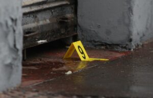 Hombre muere tras ser baleado en cité de Santiago Centro