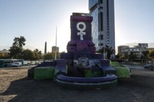 Detienen a cinco personas tras pintar base de monumento a Baquedano en el 8M