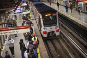 Estudiantes secundarias realizan evasión masiva en Metro Baquedano