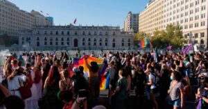Multitudinaria marcha marcó la conmemoración del 8M en Santiago