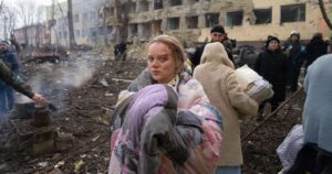 “Está ocurriendo un genocidio”: Rusia bombardea un hospital infantil y una maternidad en Ucrania