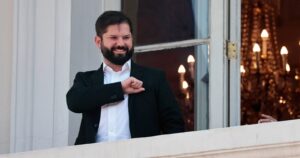 El consejo sincero del Financial Times a Boric: que controle las payasadas de la Convención