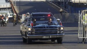 Quién es la primera mujer que conducirá el Ford Galaxie que llevará a Boric a La Moneda