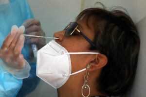 El nuevo síntoma de la variante Omicrón: dolor de espalda