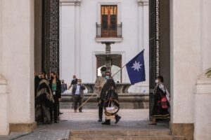 Boric participó en ceremonia de rogativa con pueblos originarios en La Moneda, organizada por su novia