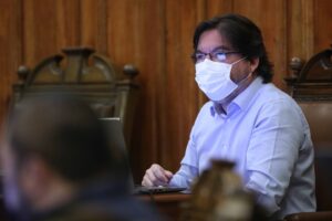Convencional Marcos Barraza (PC) fue agredido por una mujer en el centro de Santiago