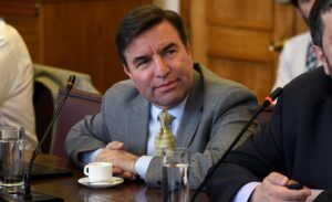 Gobierno pide la renuncia de Fernando Barraza y nombra a Hernán Frigolett como director del SII