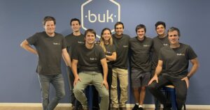 Buk entra al mundo fintech y potencia su oferta con PayFlow Chile