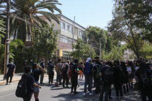 Incidentes en Liceo Alessandri tras denuncias por abuso