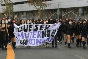 Estudiantes marchan hacia Mineduc por denuncias de abusos en liceos
