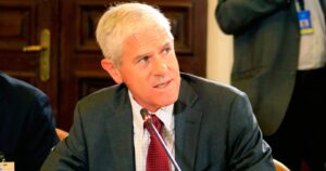 Ricardo de Tezanos Pinto renuncia a la presidencia de BancoEstado