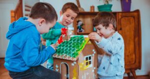 Emprendimiento recicla cartones y los convierte en juguetes