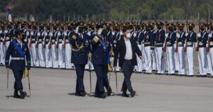 “Como Cantiflas”: la accidentada ceremonia en la FACh del Presidente Boric