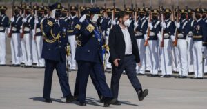 Ex comandante de la FACh defiende a Boric por perfomance en ceremonia y lo compara con Piñera