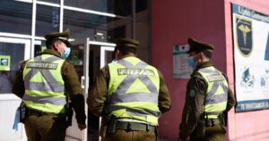 Detienen a apoderada acusada de apuñalar a profesor en liceo de Talcahuano