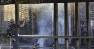 Encapuchados prenden fuego a entrada de la ex Fuente Alemana en Plaza Italia