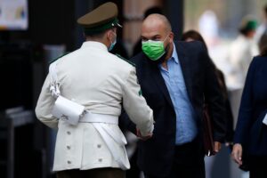 Interior corrige el tono tras video de agresión a carabinero: 