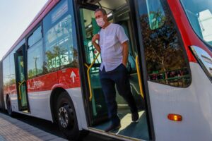 Ministro Muñoz pone paños fríos al alza de impuesto a combustibles por 