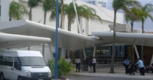 VIDEOS - Estruendo genera descontrol en aeropuerto de Cancún