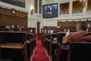 Convencionales de izquierda acuerdan eliminar el Senado e instaurar un 