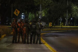 Lanzamiento de objetos y barricadas marcan primeras horas de Día del Joven Combatiente