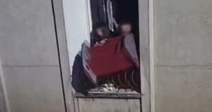 Encapuchados ingresan a departamento en la Alameda y golpean a residente: lanzan muebles a la calle