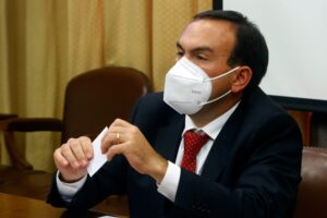 Diputado UDI pidió eliminar el uso obligatorio de mascarillas en espacios abiertos