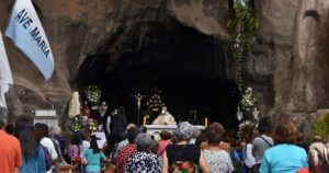 Arzobispado de Santiago acusa profanación del santuario de Lourdes