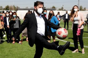 Boric promulga ley que profesionaliza el fútbol femenino en Chile