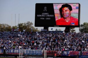 Ronnie Fernández arremete contra hinchas de la UC que no respetaron minuto de silencio por Leonel Sánchez