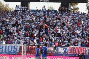 Histórico de la UC pidió sancionar a hinchas que no respetaron minuto de silencio por Leonel Sánchez