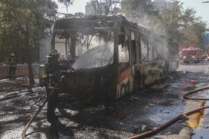 Bus del Transantiago fue incendiado en las cercanías del INBA en Santiago
