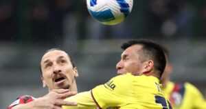 VIDEO - El violento choque de cabezas entre Gary Medel y Zlatan Ibrahimovic