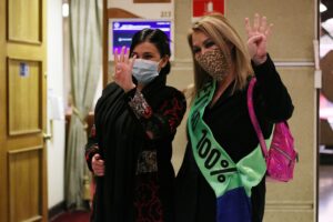 Jiles amenaza Cariola con moción de censura si dilata quinto retiro