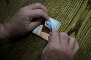 Aumento del salario mínimo: nadando con una mano atada