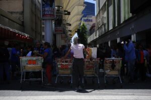 Concejala de Estación Central denuncia que mujer tragó chip de perro tras comer un anticucho en la calle