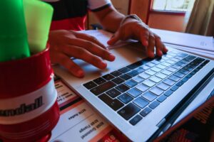 Denuncian descarga de contenido pornográfico desde la Subsecretaría de Hacienda