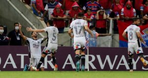 Colo Colo saca la cara por Chile en Libertadores y gana en su estreno de visita en Brasil