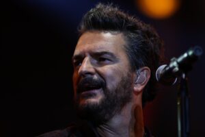 Fanática de Ricardo Arjona se quitó la ropa en pleno concierto