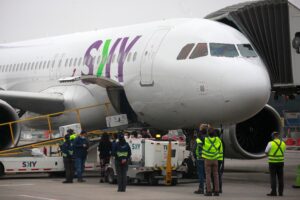 Pasajeros se toman vuelo de Sky tras larga espera