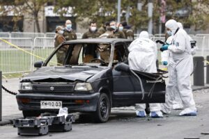 Incendio de automóvil frente a La Moneda deja una persona grave