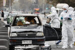 Hombre que habría intentado quemarse a lo bonzo frente a La Moneda permanece en riesgo vital