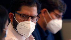 Cadem: desaprobación a Boric llega al 50% y sector económico alto es el que más lo apoya