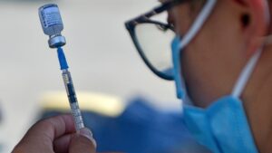 Minsal evalúa una quinta dosis contra el COVID-19 y una vacunación anual