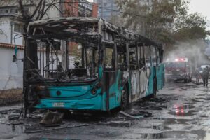 Queman bus del Transantiago durante manifestación en el INBA