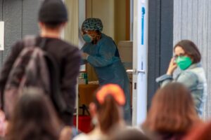 Balance COVID-19: Minsal reportó 1.102 contagios nuevos y casos activos bajan a los 8 mil