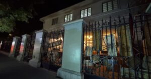 Estudiantes se toman Liceo Lastarria tras reintegro de alumnos acusados de acoso sexual