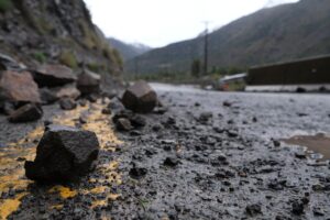 Advierten posibles deslizamientos de tierra por lluvias en la Región Metropolitana