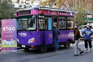 Santiago instala bus para presentar denuncias en el Barrio Universitario