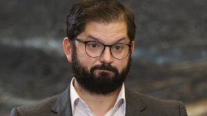 VIDEO - Manifestante lanza piedrazo contra el Presidente Gabriel Boric en La Serena